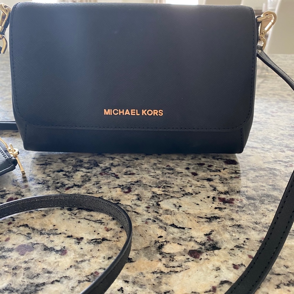 MICHAEL KORS
Saffiano Leather 3-in-1 Crossbody